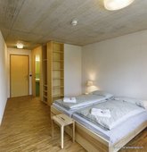 jh-gstaad-saanenland-doppelzimmer2-architektur-b-rgi-sch-rer-foto-alexander-gempeler-jpg.jpg